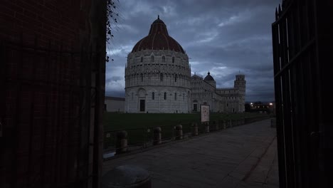 Plaza-De-La-Catedral-De-Pisa-Entrada-A-La-Piazza-Del-Duomo,-Italia-Baptisterio-De-Pisa