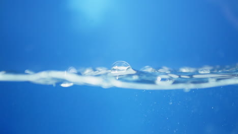 Magnífico-Movimiento-Del-Agua-En-Cámara-Súper-Lenta-En-Línea-Horizontal.