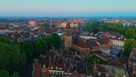 Erstellung-Einer-Weitwinkel-Luftaufnahme-Einer-Drohne-Von-York,-Die-Bei-Sonnenaufgang-Am-Frühen-Morgen-In-Großbritannien-An-Der-Yorker-Oratorium-Vorbeifliegt