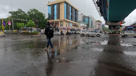 Los-Hombres-Que-Esperaban-Bajo-La-Lluvia-Constante-Bajo-El-Puente-Ahora-Regresan-A-Casa.