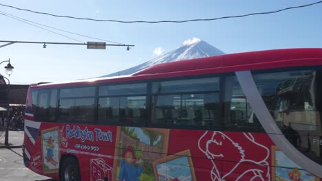 Autobuses-Que-Salen-De-La-Estación-De-Tren-Del-Lago-Kawaguchiko-Con-El-Monte-Fuji-Al-Fondo