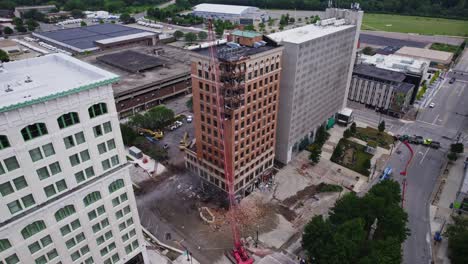 Una-Perspectiva-Aérea-Que-Captura-La-Demolición-De-Un-Edificio-De-Gran-Altura-En-El-Centro-De-Youngstown,-Ohio.