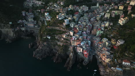 Riomaggiore-Südliches-Dorf-Der-Cinque-Terre-In-Der-Provinz-La-Spezia,-Italien