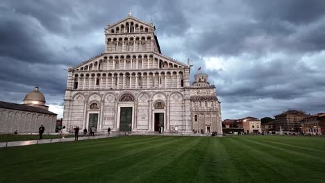 Ein-Malerischer-Blick-Auf-Die-Kathedrale-Von-Pisa-In-Pisa,-Italien,-An-Einem-Bewölkten-Tag,-Der-Die-Beeindruckende-Architektur-Und-Historische-Bedeutung-Dieses-Berühmten-Wahrzeichens-Hervorhebt