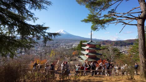 Hinter-Den-Kulissen-Der-Chureito-Pagode-An-Einem-Klaren-Tag-Mit-Touristen,-Die-Die-Aussicht-Auf-Den-Fuji-In-Japan-Genießen