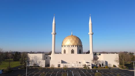 Vorderseite-Des-Islamic-Center-Of-Greater-Toledo,-Perrysburg,-Ohio,-USA-Mit-Leerem-Parkplatz