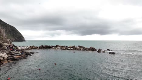 Touristen-Im-Nationalpark-Cinque-Terre-Riomaggiore,-Italien,-Klippe-Und-Meer