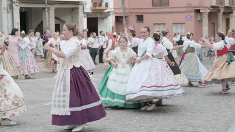 Gruppe-Von-Fallas-Tänzern-Auf-Einem-Platz-In-Sagunto-In-Typisch-Valencianischen-Kostümen-Und-Schuhen