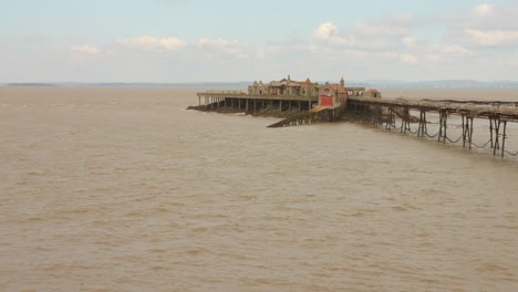 Toma-Panorámica-Sobre-La-Isla-Birnbeck-Y-El-Muelle-Que-La-Conecta-Con-El-Continente-En-Weston-Super-Mare