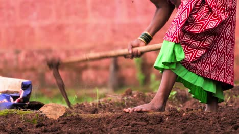 Primer-Plano-De-Una-Señora-Comiendo-En-Un-Terreno-Agrícola