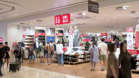 Los-Compradores-Chinos-Son-Vistos-En-La-Tienda-Uniqlo-De-La-Marca-De-Ropa-Japonesa-En-Hong-Kong