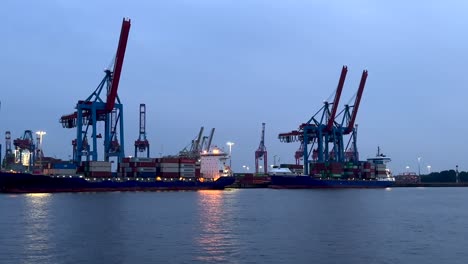 Kran-Und-Container-Im-Hamburger-Hafen-In-Der-Abenddämmerung