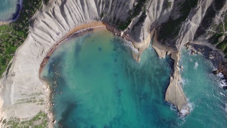 Luftaufnahme-Des-Azurblauen-Wassers-Und-Der-Klippen-In-Malta