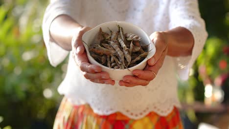 Mujer-Mostrando-Guisantes-En-Un-Tazón