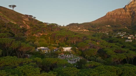 Wunderschöne-Aussicht-Auf-Ein-Restaurant-Auf-Dem-Löwenkopf-Bei-Sonnenuntergang