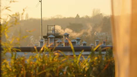 Schornsteine-Auf-Fabrikdächern---Weitwinkelaufnahme