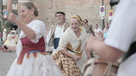 Músico-Tocando-El-Tambor-Mientras-Los-Participantes-De-Las-Fallas-Bailan-Una-Bola-Típica-En-Círculo-En-Una-Plaza-De-Sagunto.