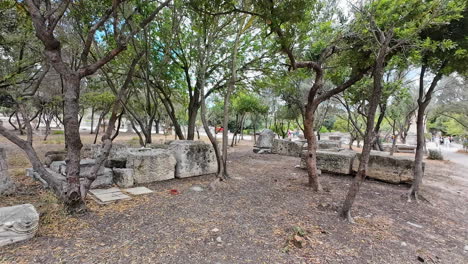 Toma-En-Primera-Persona-De-Las-Piedras-Del-Monumento-De-Sócrates-Y-Confucio-En-Atenas,-Grecia,-Durante-El-Día