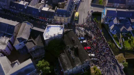 Vista-Panorámica-Del-Desfile-De-Pegasus-Entrando-A-Dominick-Street-En-La-Ciudad-De-Galway.