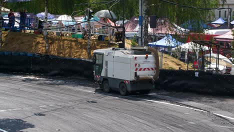 Camión-Aspirador-Limpiando-Las-Pistas-De-Carreras-Después-Del-Accidente-Del-Coche-3