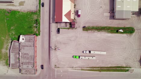 Draufsicht-Eines-Sattelschleppers-Mit-Viehanhänger,-Der-Vieh-Transportiert