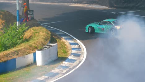 Coche-De-Carreras-Verde-A-La-Deriva-En-Una-Curva-Muy-Cerrada-Y-Quemando-Neumáticos-Con-Mucho-Humo