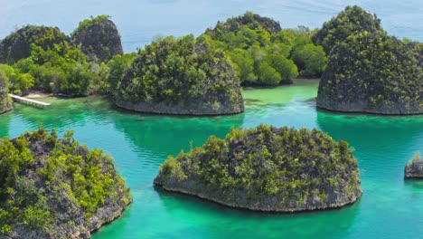 Atemberaubendes-Panorama-Des-Piaynemo-Archipels-In-Raja-Ampat,-Indonesien,-Mit-Der-Kamera-Nach-Links-Schwenkend