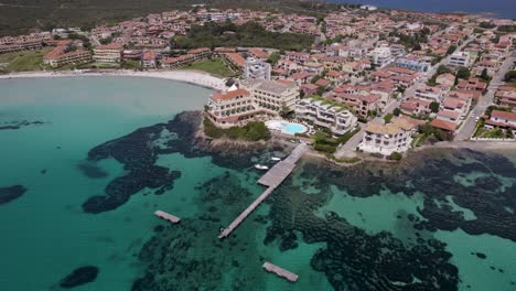 Luxushotel-An-Der-Wunderschönen-Küste-Des-Golfo-Aranci-Im-Tyrrhenischen-Meer-Auf-Sardinien,-Italien