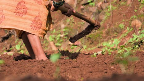 Primer-Plano-De-Una-Señora-Cavando-Tierra-Para-La-Agricultura