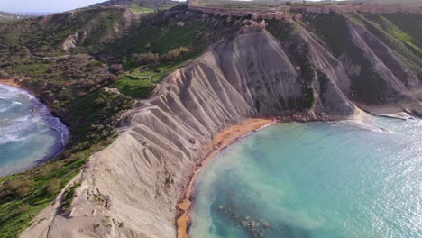 Imágenes-De-Drones-Que-Revelan-Una-Fascinante-Y-Remota-Bahía-En-Malta-Con-Aguas-Cristalinas