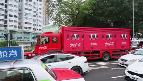 Una-Marca-Estadounidense-De-Refrescos,-Coca-Cola,-Un-Camión-De-Reparto-De-Marca-Está-Atrapado-En-El-Tráfico-En-Hong-Kong.