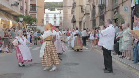 Musiker-Spielt-Schalmei-Oder-Dulzaina,-Während-Fallas-Teilnehmer-Einen-Typischen-Ball-Auf-Einem-Platz-Mit-Zuschauern-In-Sagunto-Tanzen