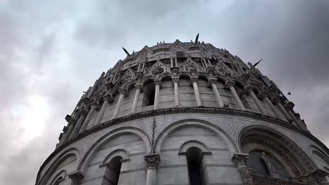 Vista-Panorámica-De-Una-Iglesia-Cerca-De-La-Famosa-Torre-De-Pisa-En-Italia,-Destacando-La-Belleza-Arquitectónica-Y-La-Importancia-Cultural-De-Esta-Zona-Histórica