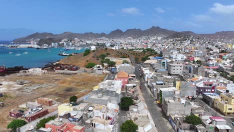 Vista-Aérea-De-Mindelo,-Isla-De-Sao-Vicente,-Cabo-Verde,-Edificios-Y-Calles-De-La-Ciudad-Portuaria,-Fotografía-Tomada-Con-Un-Dron