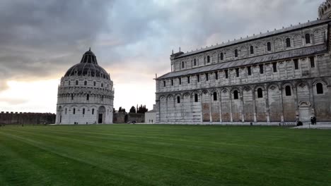 Vista-De-La-Iglesia-Y-La-Catedral-De-Pisa-En-Pisa,-Italia,-En-Un-Día-Nublado,-Destacando-La-Elegancia-Arquitectónica-Y-El-Valor-Histórico-De-Estas-Estructuras-Icónicas.