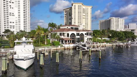 Yacht-docked-by-luxury-waterfront-mansion-in-Florida