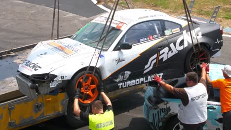 Cargar-El-Coche-De-Carreras-Accidentado-En-La-Grúa-Para-Poder-Retirarlo-De-Las-Pistas-De-Carreras.