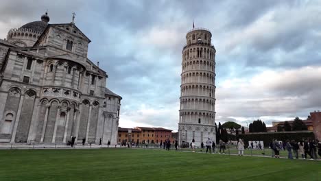 La-Torre-Inclinada-De-Pisa-Junto-A-La-Catedral-De-Pisa-En-Italia,-Que-Muestra-Las-Maravillas-Arquitectónicas-únicas-Y-El-Significado-Histórico-De-Estos-Monumentos-Icónicos