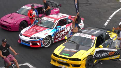 Exhibición-De-Autos-De-Carreras-En-Las-Pistas-De-Carreras,-Toma-Más-Cercana,-Autos-De-Carreras-Con-Sus-Pilotos