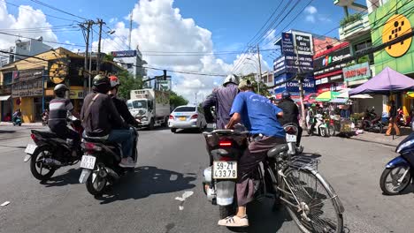 En-Un-Instante,-Los-Modos-De-Transporte-Chocan,-La-Bicicleta-Se-Encuentra-Con-La-Bicicleta,-No-Hay-Lugar-Donde-Esconderse.