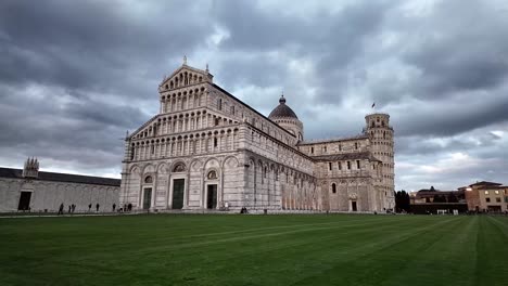 Una-Vista-Panorámica-De-La-Catedral-De-Pisa-En-Pisa,-Italia,-Capturada-En-Un-Día-Nublado