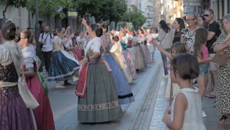 Valencianische-Fallas-Teilnehmer-Tanzen-Und-Spielen-Kastagnetten-Bei-Einem-Typischen-Square-Dance-In-Einer-Straße-Mit-Vielen-Zuschauern-In-Sagunto