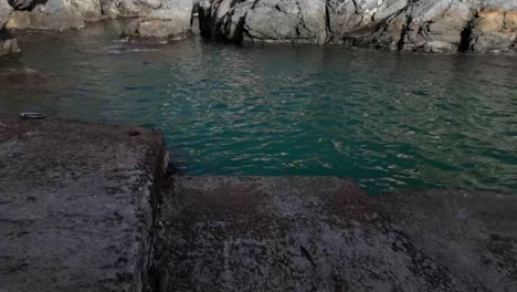 Los-Visitantes-Caminan-Por-Las-Escaleras-De-Piedra-En-Manarola,-Italia,-Capturando-El-Encanto-Y-El-Carácter-De-Este-Pintoresco-Pueblo-Costero.