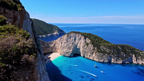 Luftaufnahme-Des-Navagio-Strandes-Mit-Berühmtem-Schiffswrack