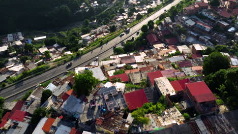 Fliegen-über-Slumhäusern-In-Favela-Auf-Einem-Hügel-In-Der-Nähe-Der-Stadt-Caracas-In-Venezuela