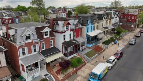 Amerikanische-Häuser-In-Verschiedenen-Farben-Mit-Veranda-Und-Parkenden-Autos