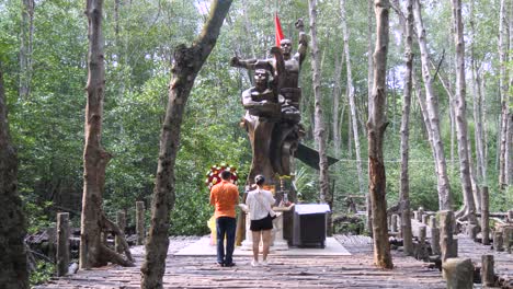 Gente,-Respetos,-Sitio-De-La-Isla-Del-Monumento-A-La-Guerra-Del-Recuerdo-Del-Guerrero-Del-País