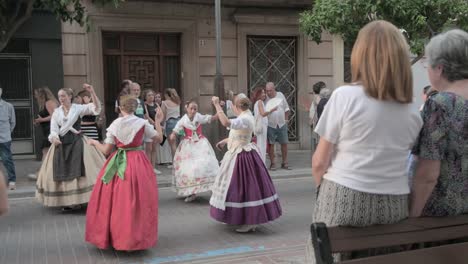 Fallas-Teilnehmer-Tanzen-Einen-Typischen-Ball-In-Einer-Straße-Mit-Zuschauern-In-Sagunto