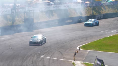 Coches-Que-Salen-De-Las-Pistas-De-Carreras-Preparándose-Para-Comenzar-El-Evento-De-Deriva.