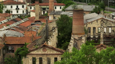 Fábrica-Antigua-En-Ruinas-Con-Chimenea-De-Ladrillo-En-El-Centro-Urbano-De-Italia